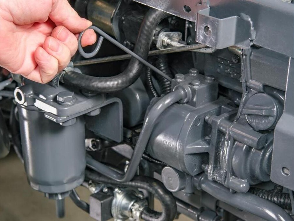 Intervento manutenzione programmata ogni 50 ore su motore trattore