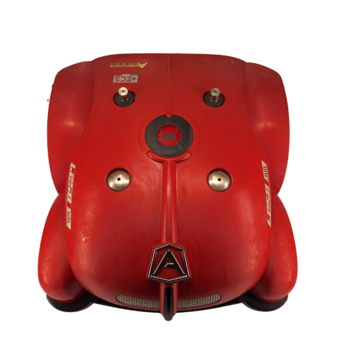 Robot tagliaerba rosso dal design futuristico, visto dall'alto con dettagli metallici e logo centrale.