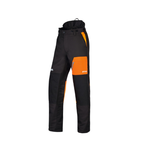 Pantaloni da lavoro resistenti neri e arancioni di sicurezza, design ergonomico, con marchio visibile sul lato.