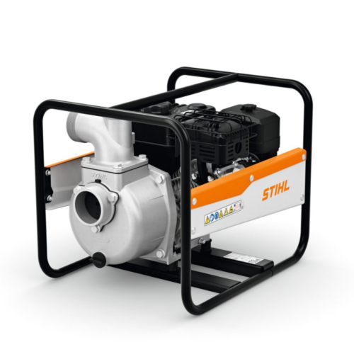 Motopompa STIHL con struttura metallica robusta, ideale per il pompaggio efficiente di acqua in ambienti esterni.
