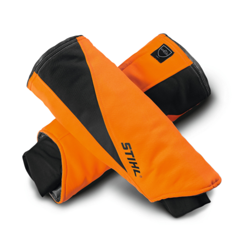 Protettori per braccia Stihl arancioni e neri per sicurezza, ripresi su sfondo bianco in vista angolare.