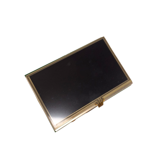 Schermo LCD touch rettangolare nero inclinato su sfondo nero.